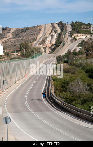 Clôtures de haute sécurité séparer l'enclave espagnole de Melilla, en Espagne, du Maroc, d'Afrique du Nord, janvier 2015 Banque D'Images