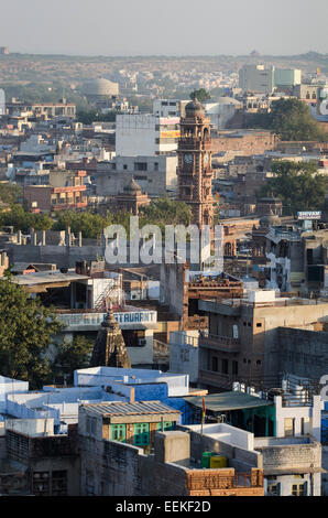 Vue à travers les rues de la ville de Jodhpur et de la place du marché de l'horloge, de l'État de Rajasthan, Inde Banque D'Images