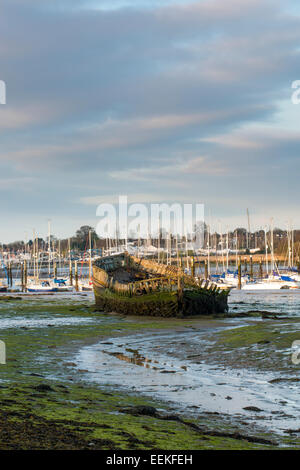 Un bateau en décomposition sur la rivière Hample dans le Hampshire. Banque D'Images