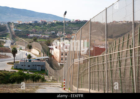 Clôtures de haute sécurité séparer l'enclave espagnole de Melilla, en Espagne, du Maroc, d'Afrique du Nord, janvier 2015 Banque D'Images