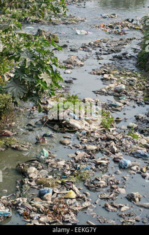 Les déchets dans l'eau de la rivière Bagmati sacrée de l'hindouisme, Katmandou, Népal Banque D'Images