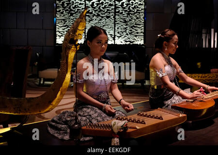 Les jeunes femmes thaïlandaises jouant le Khim en bois un dulcimer instrument de musique traditionnel de la Thaïlande dans le hall d'Amary Watergate hotel dans la ville de Bangkok en Thaïlande Banque D'Images