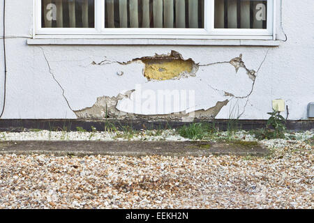 Un grand trou et des fissures dans le mur de la maison Banque D'Images