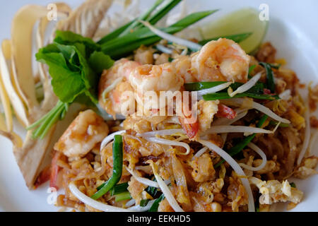 Un plat traditionnel de Pad Thaï sauté de riz nouilles aux crevettes, tofu, oeufs brouillés, à la lumière douce et sauce tamarin servi dans Vistakitchen restaurant qui se spécialisent dans la cuisine type de sang et d'aliments sains à Bangkok en Thaïlande Banque D'Images