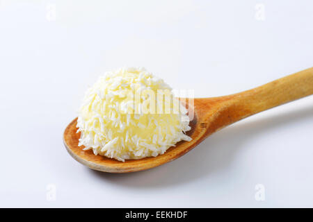 Truffes au chocolat et à la noix de coco blanc sur cuillère en bois Banque D'Images