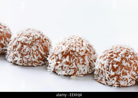 Truffes au chocolat roulé en flocons de noix de coco Banque D'Images