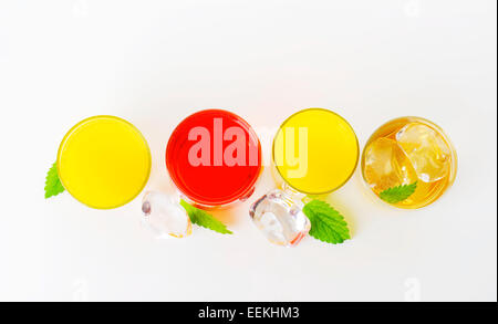 Verres de jus de fruits et boissons glacées Banque D'Images