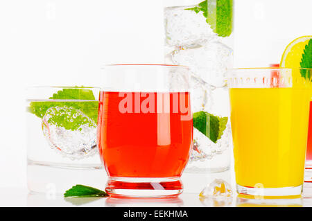 Verres d'eau gazeuse et des boissons à saveur de fruits Banque D'Images