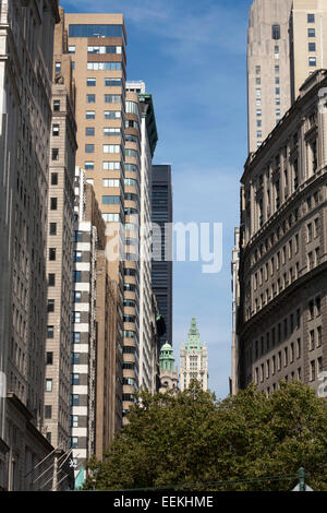 La Standard Oil s'appuyant sur 26 Broadway à Bowling Green avec Woolworth Building en distance Manhattan New York USA Banque D'Images