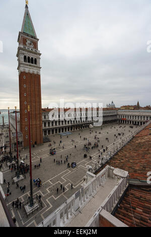 Piazza San Marco et le Campanile vu du haut de la tour Orological Banque D'Images