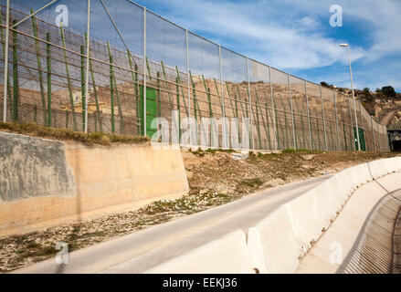 Clôtures de haute sécurité séparer l'enclave espagnole de Melilla, en Espagne, du Maroc, d'Afrique du Nord, janvier 2015 Banque D'Images