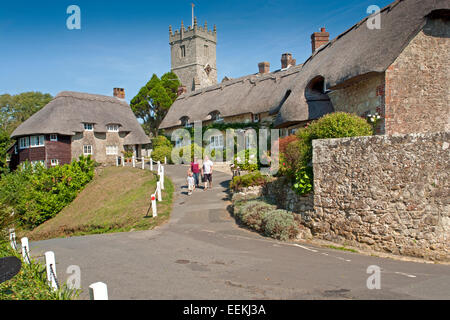 Chaumières et la tour de All Saints' Church dans Godshill, île de Wight Banque D'Images