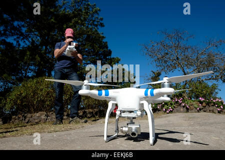 Un appareil radio controlled quadcopter drone à Phu Ruea Parc National dans le Nord de la province de Loei en Thaïlande Banque D'Images