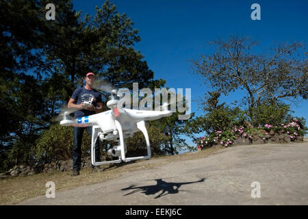 Un appareil radio controlled quadcopter drone volant à Phu Ruea Parc National dans le Nord de la province de Loei en Thaïlande Banque D'Images