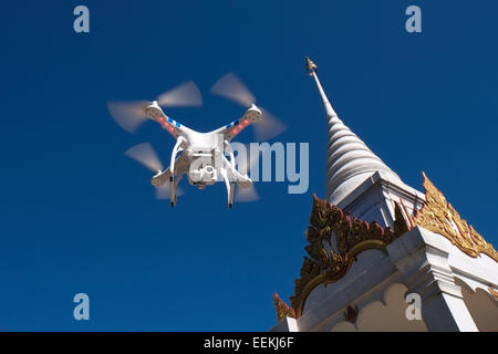 Un appareil radio controlled quadcopter drone survolant un sanctuaire bouddhiste à Phu Ruea Parc National dans le Nord de la province de Loei en Thaïlande Banque D'Images