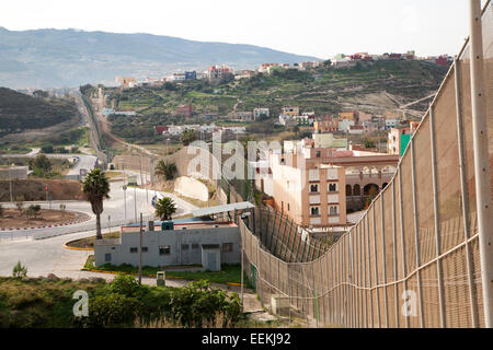 Clôtures de haute sécurité séparer l'enclave espagnole de Melilla, en Espagne, du Maroc, d'Afrique du Nord, janvier 2015 Banque D'Images