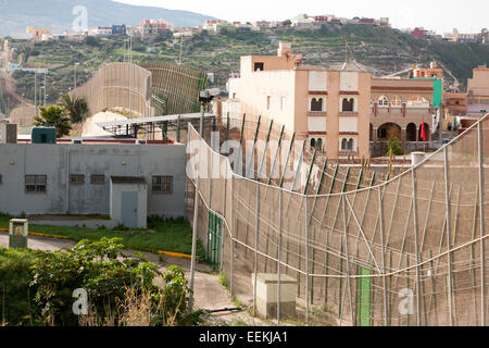 Clôtures de haute sécurité séparer l'enclave espagnole de Melilla, en Espagne, du Maroc, d'Afrique du Nord, janvier 2015 Banque D'Images