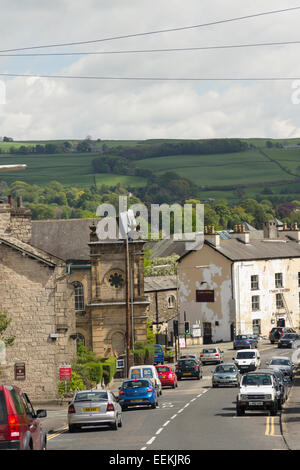 Le trafic sur l'A5284, Windermere Road près de sa jonction avec Burneside Road près du centre-ville de Kendal. Banque D'Images