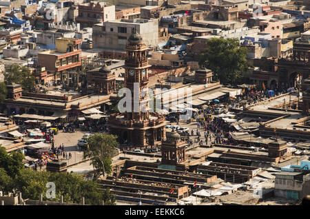 Vue à travers les rues de la ville de Jodhpur et de la place du marché de l'horloge, de l'État de Rajasthan, Inde Banque D'Images