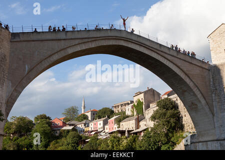 En attente d'un plongeur à supprimer à partir de la reconstruction de Stari Most (Vieux Pont) à Mostar, Bosnie-Herzégovine Banque D'Images