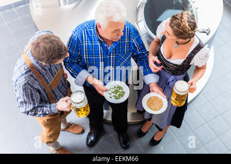 Brewer et de couple en bière brasserie visite guidée Banque D'Images