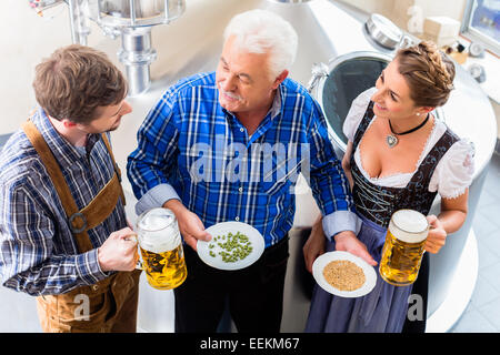 Brewer et de couple en bière brasserie visite guidée Banque D'Images