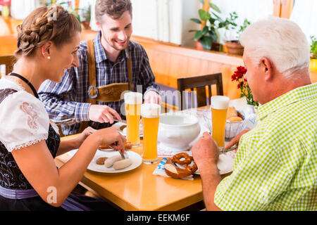 L'homme et de la femme de manger dans le restaurant bavarois Banque D'Images