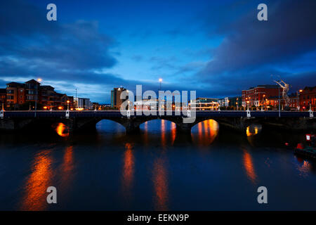 River lagan et queens bridge à l'heure bleue au centre-ville de Belfast en Irlande Banque D'Images