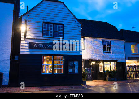 Ye Olde passeurs Inne dans la place du marché du village de Alfriston East Sussex sur une soirée d'hiver Banque D'Images