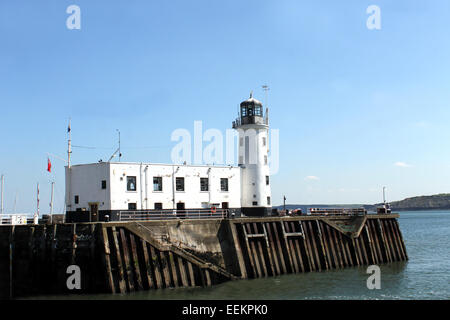 Vue panoramique du phare du port de Scarborough dans le Yorkshire du Nord, Angleterre. Banque D'Images