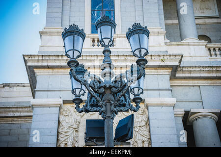 Vieille lampe de rue, la cathédrale Almudena, situé dans le domaine des Habsbourg, l'architecture classique Banque D'Images