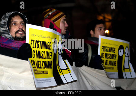 Copenhague, Danemark, 19 Janvier 2015 : Anti révolutionnaire anti fascistes participant à l'Pegida counterdemonstration à Copenhague. Le panneau jaune se lit comme suit : Les Musulmans et les réfugiés sont les bienvenus" . A quelques kilomètres de là, l'aile droite s'Pegida la démonstration se sont réunis avec le message contraire. La présence policière massive et différentes routes gardé les deux manifestations de l'autre. Credit : OJPHOTOS/Alamy Live News Banque D'Images