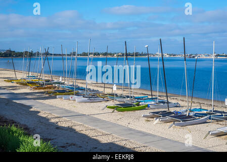 Bateaux amarrés sur la plage. Mission Bay Park, San Diego, California, United States. Banque D'Images