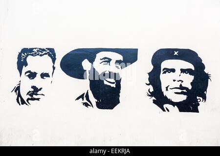 Héros de la révolution cubaine et les politiciens dirigeants révolutionnaires Julio Antonio Mella, Camilo Cienfuegos et Che Guevara peint sur un mur à La Havane, Cuba Banque D'Images