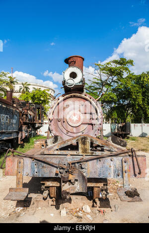 Vintage délabré rusty train de la Baldwin Locomotive Works, Philadelphia, USA dans un milieu urbain à ferrailles dans le centre-ville de la vieille ville de La Havane, capitale de Cuba, Banque D'Images