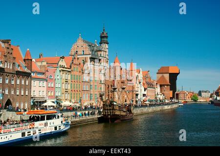 Gdansk Pologne. Vieille Ville. Dlugie Pobrzeze regardant vers le bas de la porte et la grue Mariacka Gate sur la zone touristique de la rivière Motlawa Banque D'Images