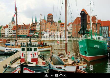 Gdansk Pologne. Vieille Ville. Bateaux de pêche sur la rivière Motlawa. Grue médiévale Gate et bâtiments historiques sur la Dlugie Pobrzeze Banque D'Images