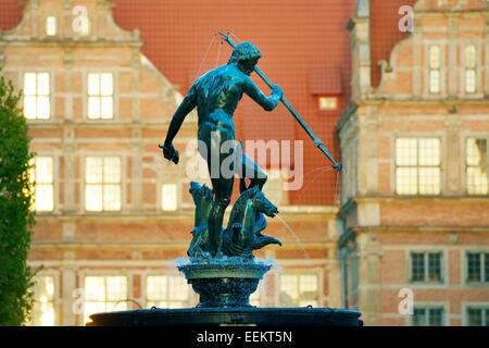 Gdansk Pologne. La vieille ville. La fontaine de Neptune, érigée, 1633 avec la façade ornée de la porte verte derrière Banque D'Images