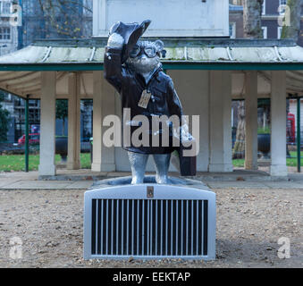 Esprit de l'ours Paddington Paddington statue conçue par la Rolls Royce Motor Company et dans Berkeley Square Londres Banque D'Images
