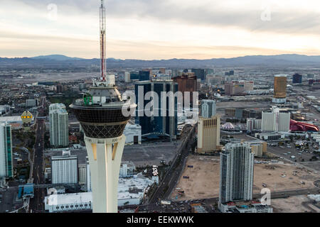 Las Vegas Nevada - Décembre 14 : Vue aérienne de la célèbre Las Vegas côté nord avec la stratosphère dans le cadre, le 14 décembre Banque D'Images