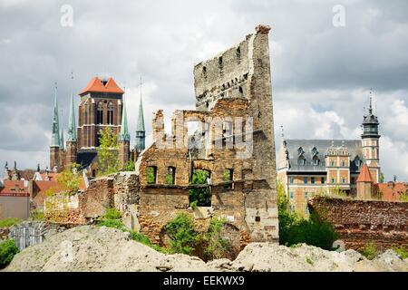 Gdansk Pologne. Vieille Ville. Ruines de la conservation sur le réaménagement attendent rive est de la rivière Motlawa. Vers l'église Notre Dame Banque D'Images