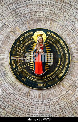 Gdansk Pologne. 15e C Gdansk horloge astronomique, l'église St Mary. Marie et Jésus au centre du cadran calendrier de jours du saint Banque D'Images
