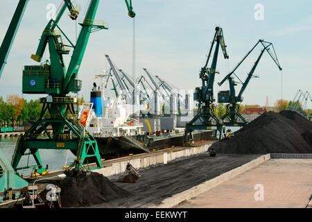 La Pologne. Port de Gdansk installations portuaires. Cargo cargo chargement charbon polonais à Rudowe quai dans le bassin du Gorniczy Banque D'Images