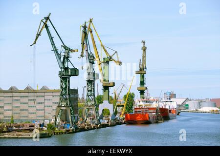 Gdansk Pologne. Quais du port et les entrepôts de Gdansk Stocznia S.A. sur la pointe sud de l'île d'Ostrow Banque D'Images