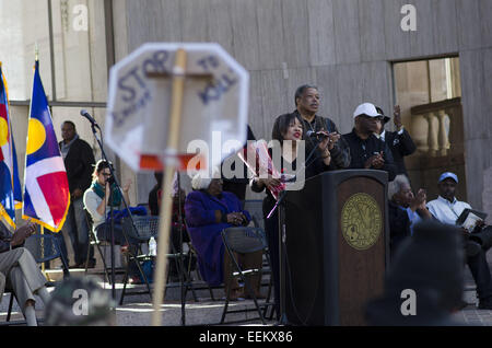 Denver, CO, USA. 19 Jan, 2015. Ancien état legistlator WILMA WEBB aborde le public, accompagnée de son mari, l'ancien maire WEBB WELLINGTON. Plus de 30 000 personnes sont descendues dans les rues de Denver, CO, à l'occasion de Martin Luther King, 24. Selon le maire Michael B. Hancock, l'événement a été l'on estime avoir été le plus grand ''MMLK arade'' dans l'histoire de la ville. Credit : ZUMA Wire/ZUMAPRESS.com/Alamy Live News Banque D'Images