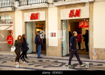 Lisbonne, Portugal- Janvier 10th, 2015 : l'extérieur de H&M à Lisbonne le 10 janvier 2015 Lisbonne, Portugal. H&M est une globa Banque D'Images