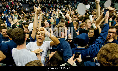 Washington, DC, USA. 20 Jan, 2015. 19 janvier 2015 : fans et les élèves se précipiter la cour pour célébrer un hoya gagner dans le match entre les Wildcats de Villanova et Georgetown Hoyas au Verizon Center à Washington, DC Georgetown contrarié 5e rang Villanova 78-58. Scott Serio/CSM/Alamy Live News Banque D'Images