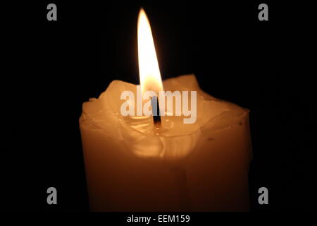 Bougie de cire blanche calme feu flamme jaune Banque D'Images