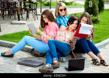 Les jeunes professionnels et les petites amies ou camarades de s'amuser à l'école ou l'université. Banque D'Images