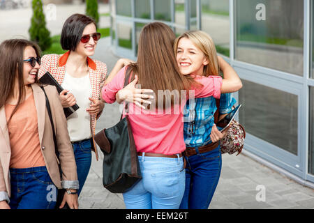 Les jeunes professionnels et les petites amies ou camarades de s'amuser à l'école ou l'université. Banque D'Images